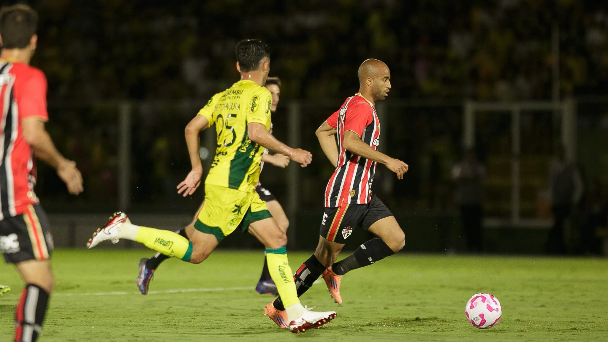Lucas Moura jogador do Sao Paulo durante partida contra o Mirassol no estadio Jose Maria de Campos Maia pelo campeonato Brasileiro A 2025. Foto: Vinicius Silva/AGIF