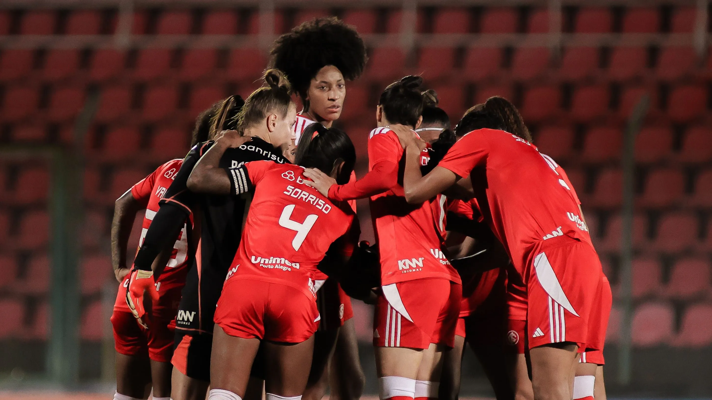 Jogadoras do Internacional em campo contra o Cruzeiro