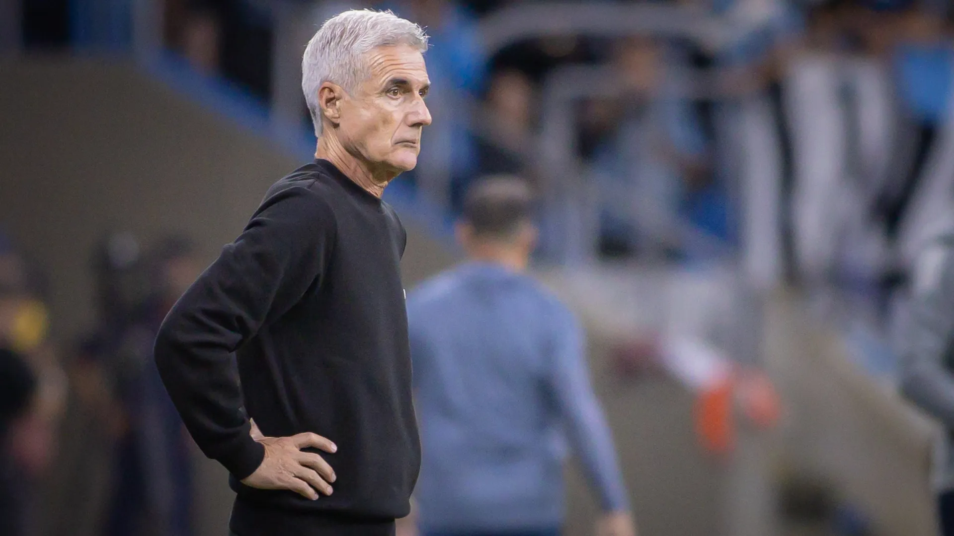 Luís Castro mira a recuperação no Grêmio – Foto: Maxi Franzoi/AGIF