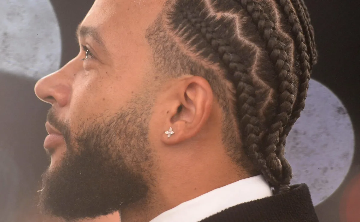 Renovação de Memphis Depay expõe divisão interna no Corinthians