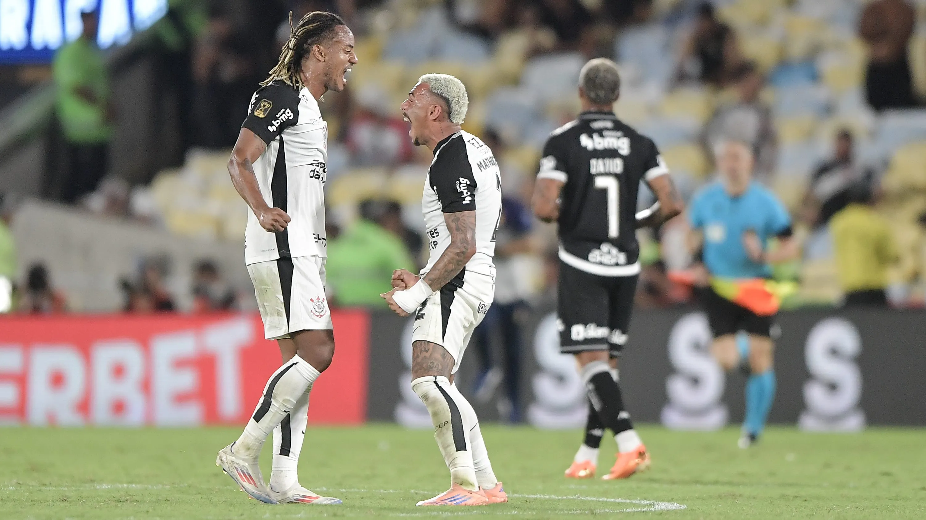 Matheuzinho jogador do Corinthians comemora vitoria ao final da partida contra o Vasco no estadio Maracana pelo campeonato Copa Do Brasil 2025. Foto: Thiago Ribeiro/AGIF