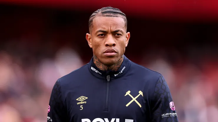 Zagueiro em jogo do West Ham. Photo by Alex Pantling/Getty Images