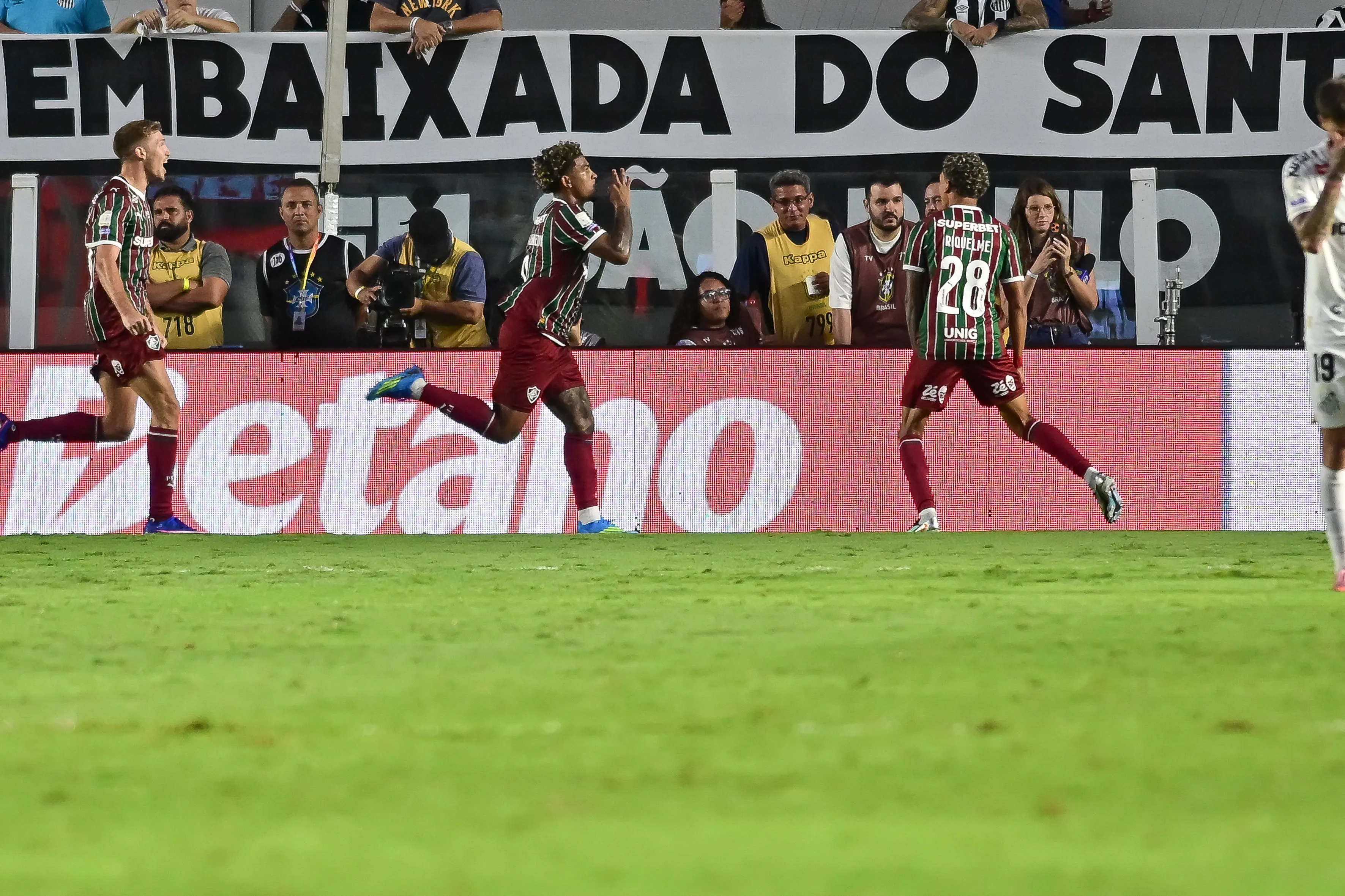 John Kennedy jogador do Fluminense comemora seu gol durante partida contra o Santos no estadio Vila Belmiro pelo campeonato Brasileiro A 2026. Foto: Jota Erre/AGIF