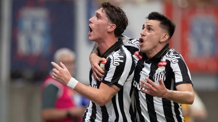 Benjamín Rollheiser comemora gol em jogo do Santos contra o Bahia.