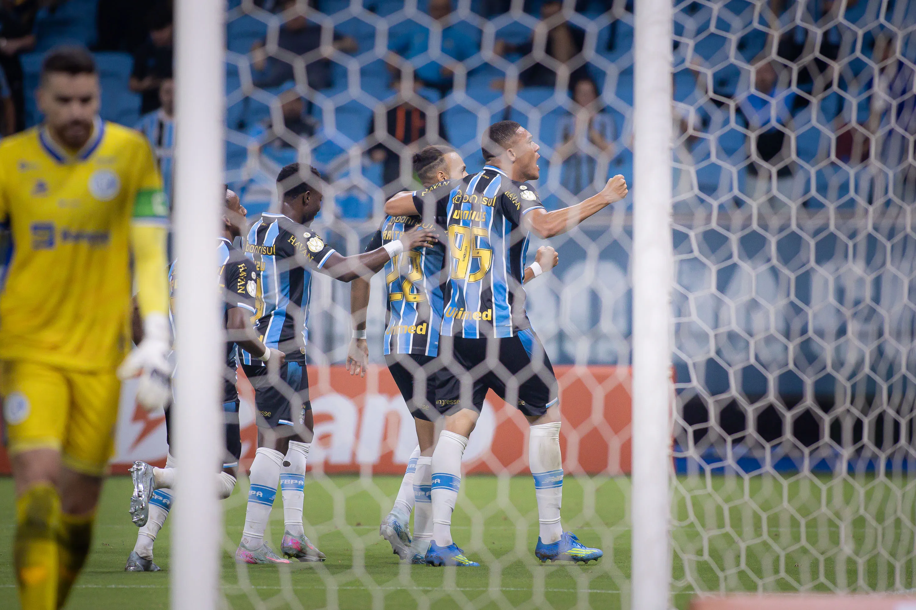 Carlos Vinicius jogador do Gremio comemora seu gol com jogadores do seu time durante partida contra o Confianca. Foto: Maxi Franzoi/AGIF