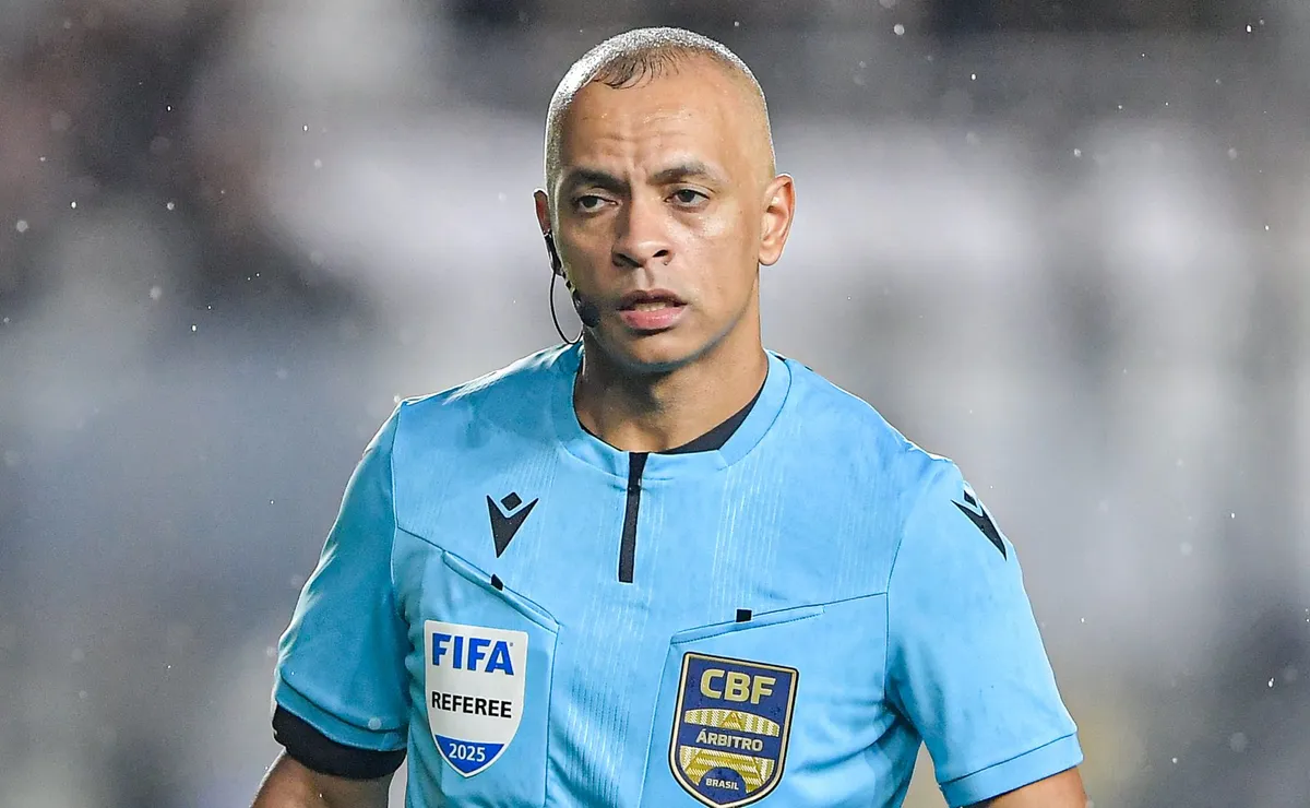 Árbitro vê Matheus Cunha caído após choque, mas só anula lance depois de gol do Remo