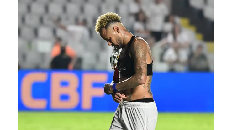 SP - SANTOS - 22/04/2026 - COPA DO BRASIL 2026, SANTOS X CORITIBA - Neymar jogador do Santos deixa o campo apos partida contra o Coritiba no estadio Vila Belmiro pelo campeonato Copa Do Brasil 2026. Foto: Jota Erre/AGIF