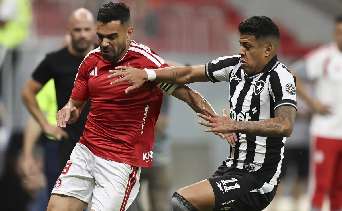 Internacional reage duas vezes, busca empate contra o Botafogo e soma mais um ponto no Brasileirão