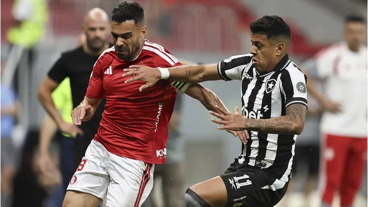 Botafogo e Internacional fizeram um confronto equilibrado em Brasilia Foto: Mateus Bonomi/AGIF