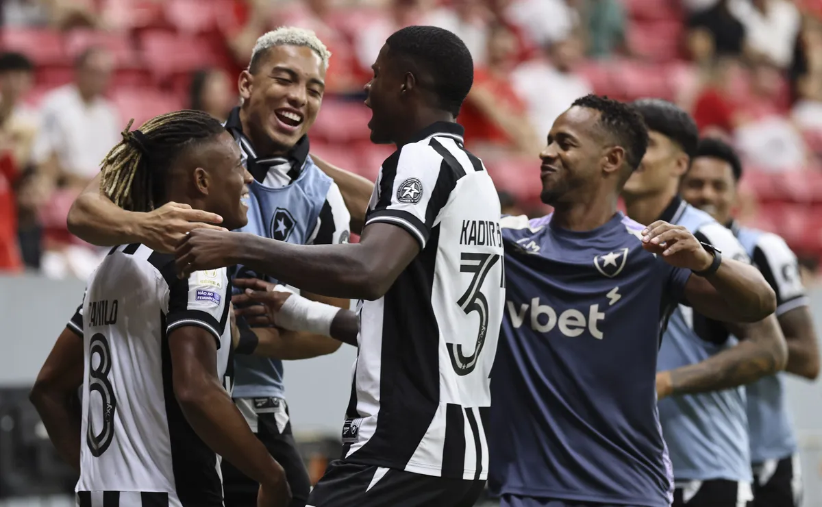 Botafogo deixa vitória escapar e fica no empate com o Internacional, no Mané Garrincha