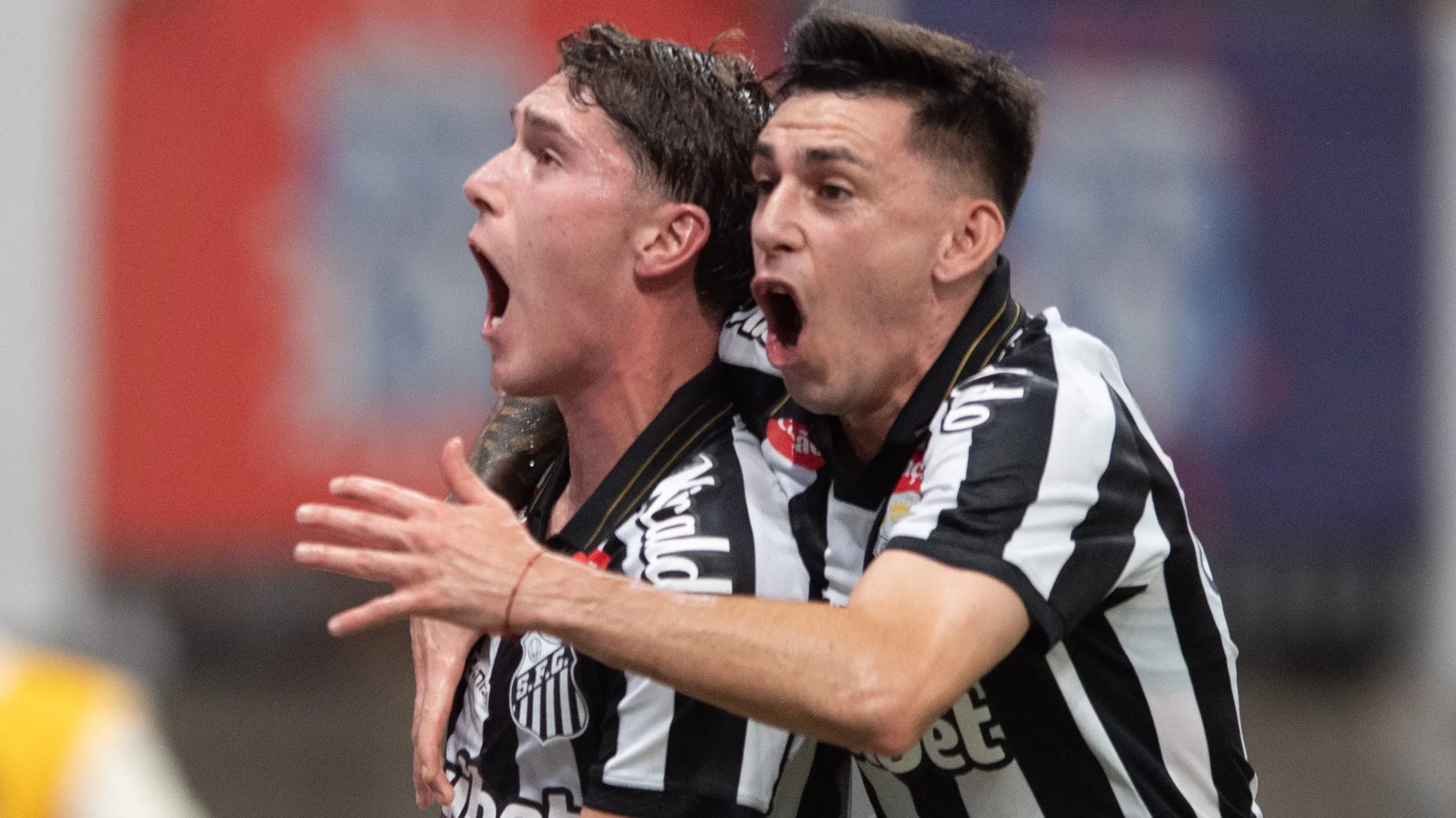 Rollheiser jogador do Santos comemora seu gol durante partida contra o Bahia. Foto: Jhony Pinho/AGIF