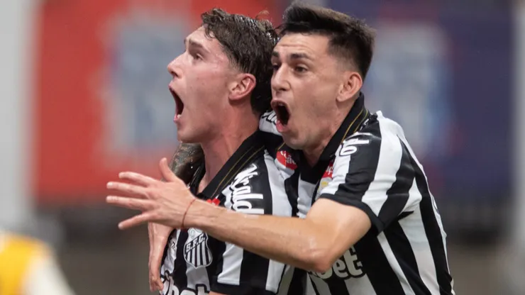 Rollheiser jogador do Santos comemora seu gol durante partida contra o Bahia. Foto: Jhony Pinho/AGIF