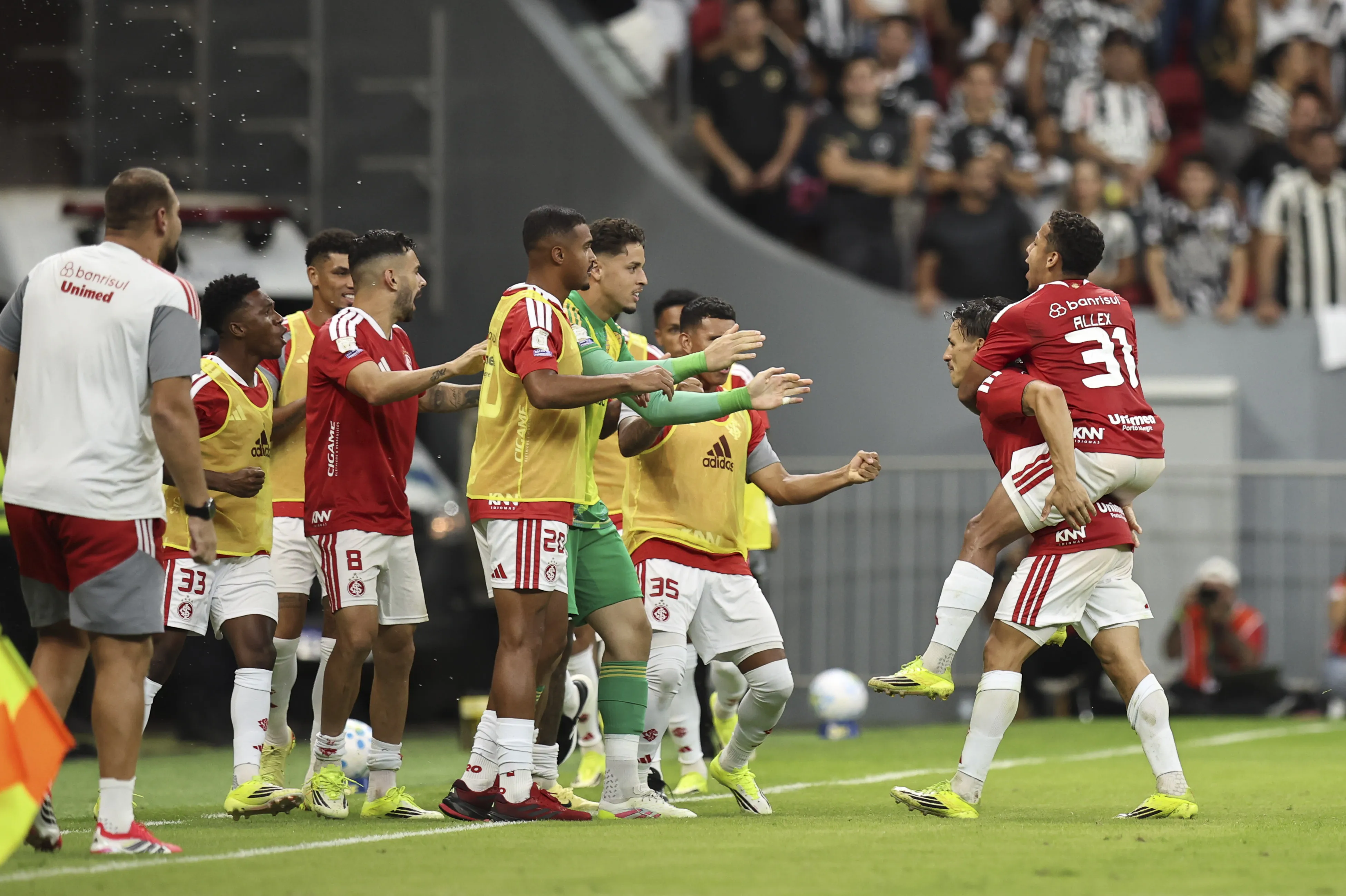 Alexandro Bernabei jogador do Internacional comemora seu gol durante partida contra o Botafogo no estadio Mane Garrincha pelo campeonato Brasileiro A 2026. Foto: Mateus Bonomi/AGIF