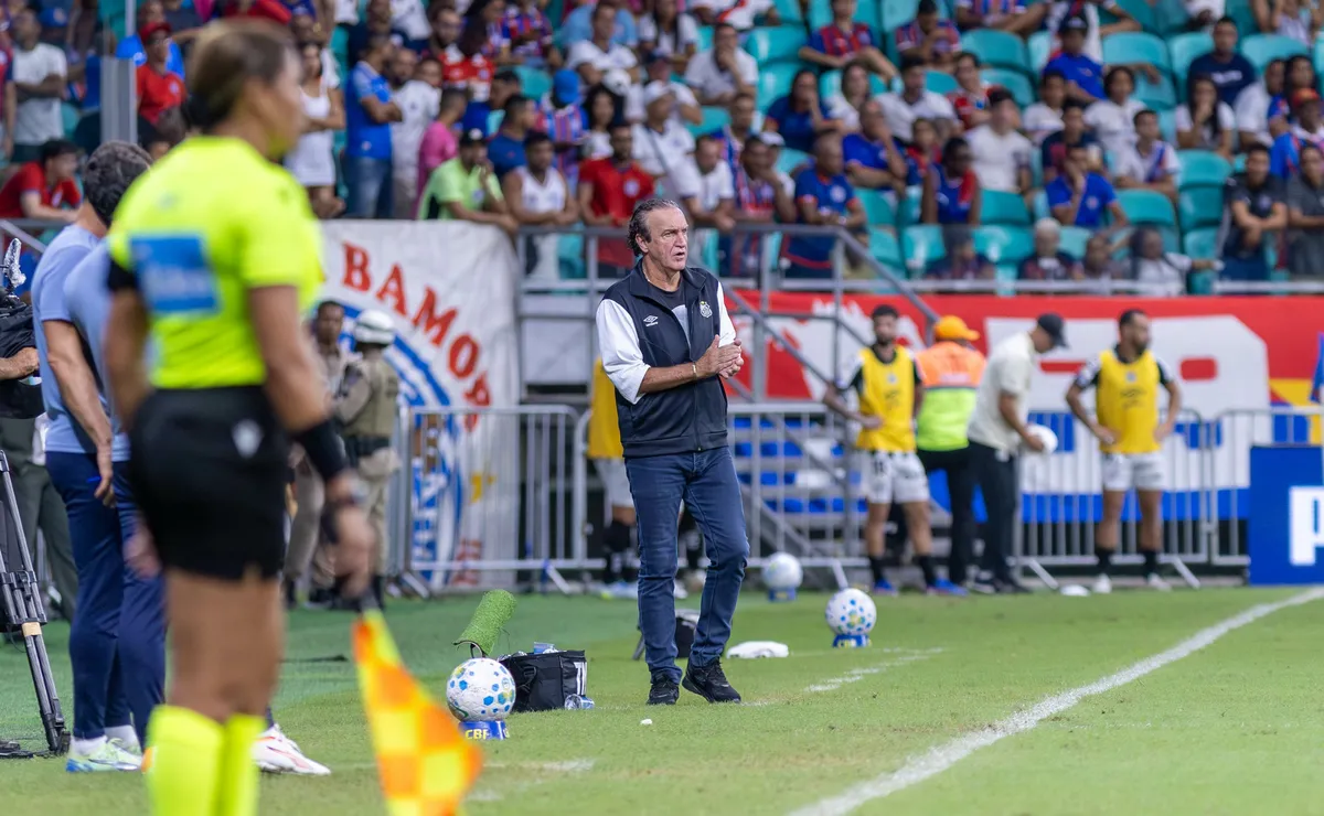 Cuca demonstra insatisfação após empate entre Bahia x Santos e aponta erro em primeiro gol sofrido