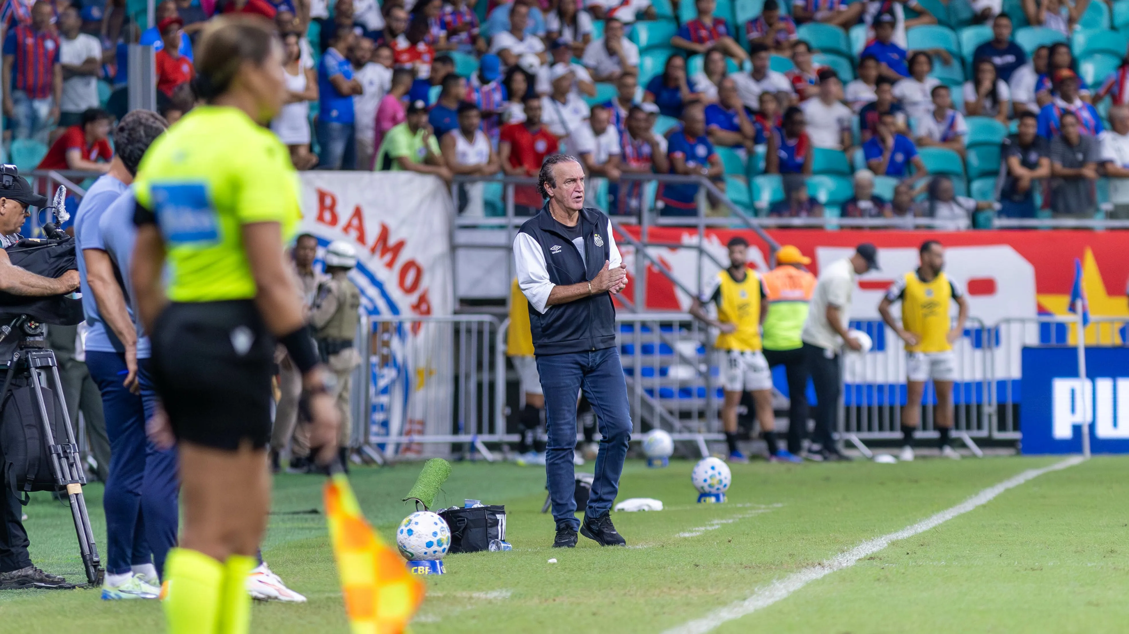 Cuca, técnico do Santos durante partida contra o Bahia no estadio Arena Fonte Nova pelo campeonato Brasileiro A 2026. Foto: Marcio Jose/AGIF
