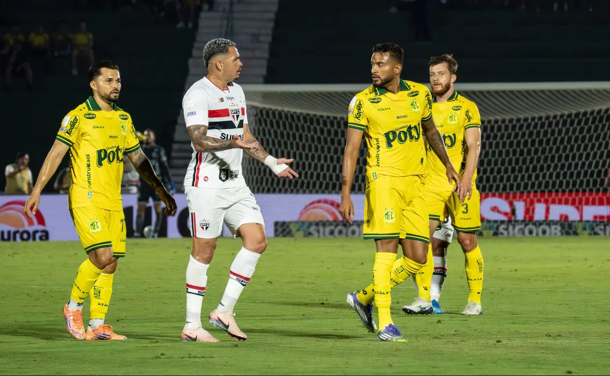 Reinaldo critica arbitragem durante vitória do São Paulo diante do Mirassol: “Pede o mesmo critério”