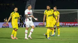 Luciano, jogador do São Paulo, discute com Reinaldo jogador do Mirassol durante partida no estádio Brinco de Ouro pelo campeonato Brasileiro A 2026. Foto: Vitor Bittencourt/RPFOTOPRESS/AGIF
