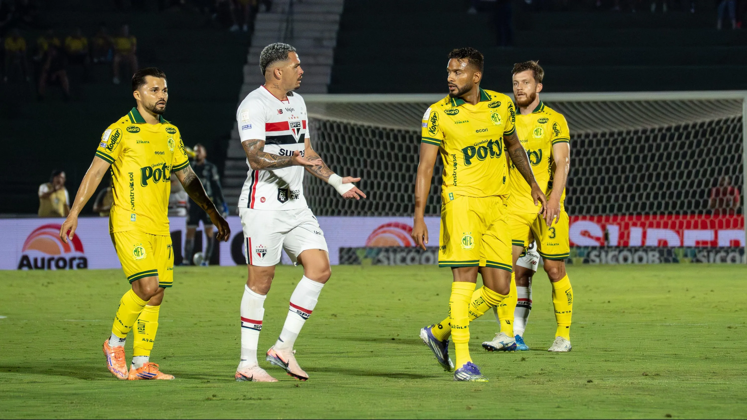 Luciano, jogador do São Paulo, discute com Reinaldo jogador do Mirassol durante partida no estádio Brinco de Ouro pelo campeonato Brasileiro A 2026. Foto: Vitor Bittencourt/RPFOTOPRESS/AGIF