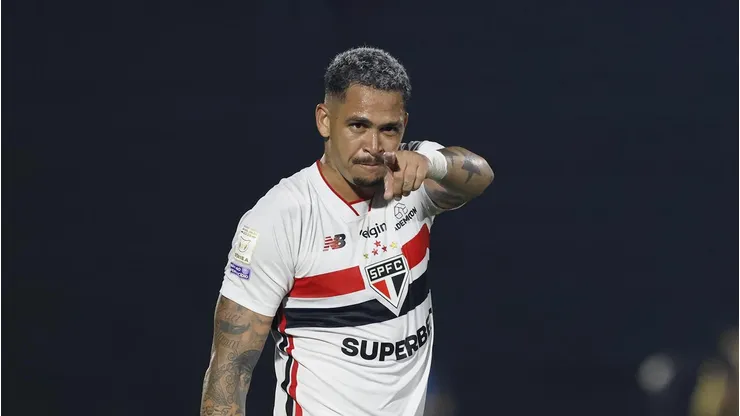 Luciano na comemoração do gol