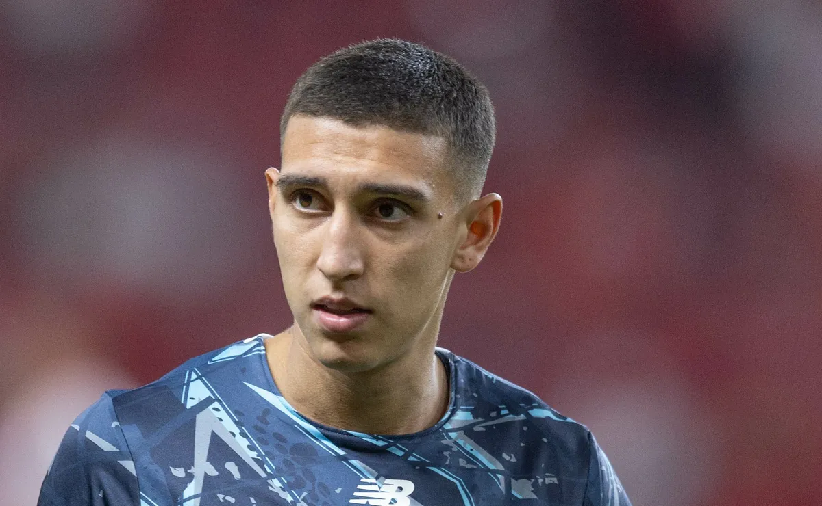 Torcida do Grêmio questiona Luís Castro com Monsalve fora dos relacionados diante do Coritiba