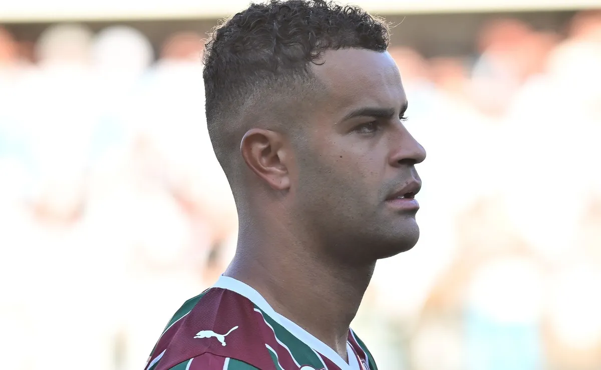 Alisson responde confiança de Zubeldía e ganha força no meio do Fluminense