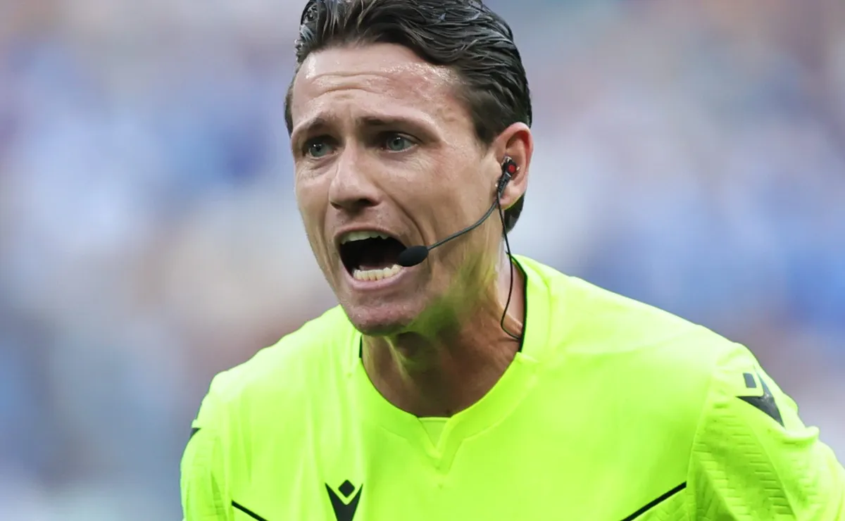 Árbitro Ramon Abatti Abel relata que a arbitragem teve que buscar o Santos no vestiário