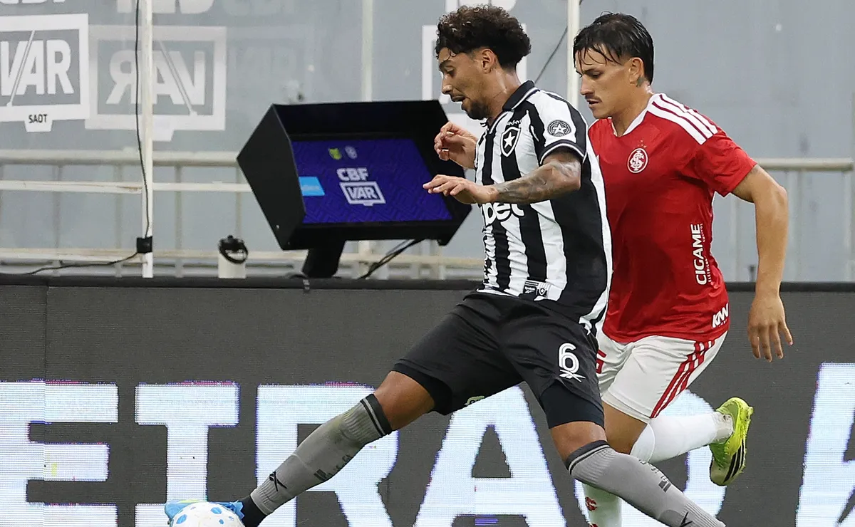 Árbitro do VAR, Heber Roberto Lopes responde sobre pênalti reclamado pelo Internacional contra o Botafogo