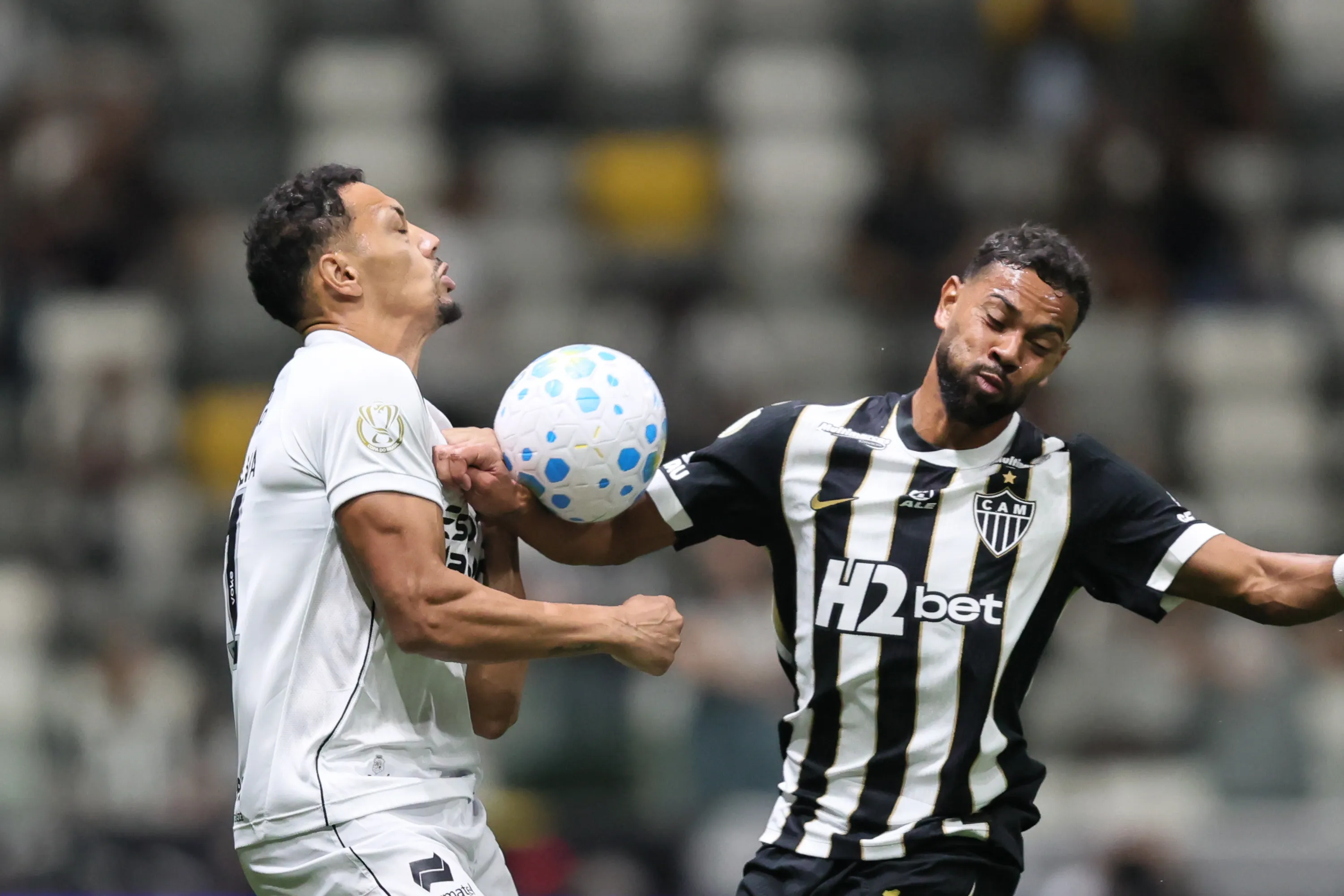Renan Lodi durante partida pelo Atlético-MG. Foto: Gilson Lobo/AGIF