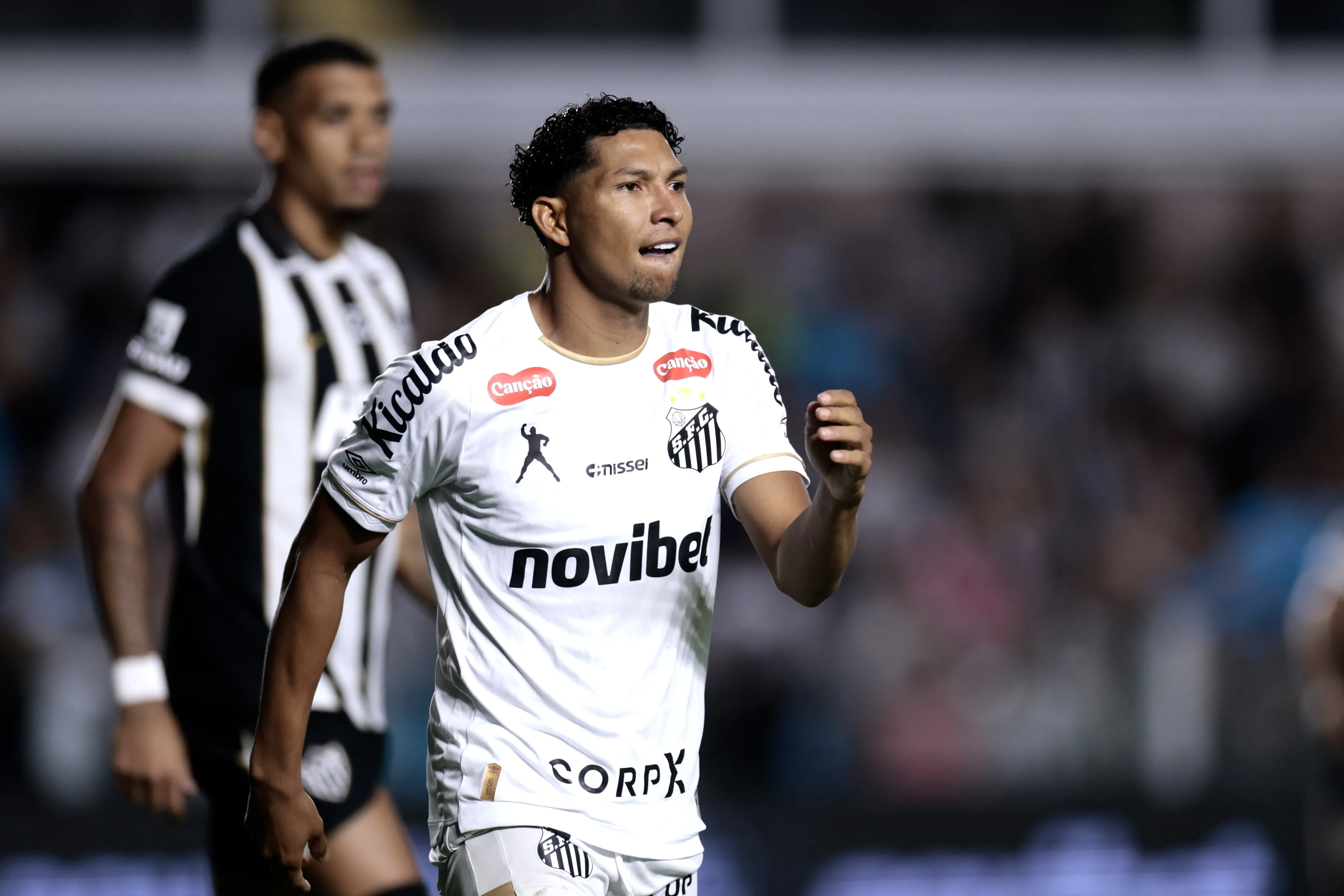 SP – SANTOS – 11/04/2026 – BRASILEIRO A 2026, SANTOS X ATLETICO-MG – Rony jogador do Santos durante partida contra o Atletico-MG no estadio Vila Belmiro pelo campeonato Brasileiro A 2026. Foto: Marcello Zambrana/AGIF