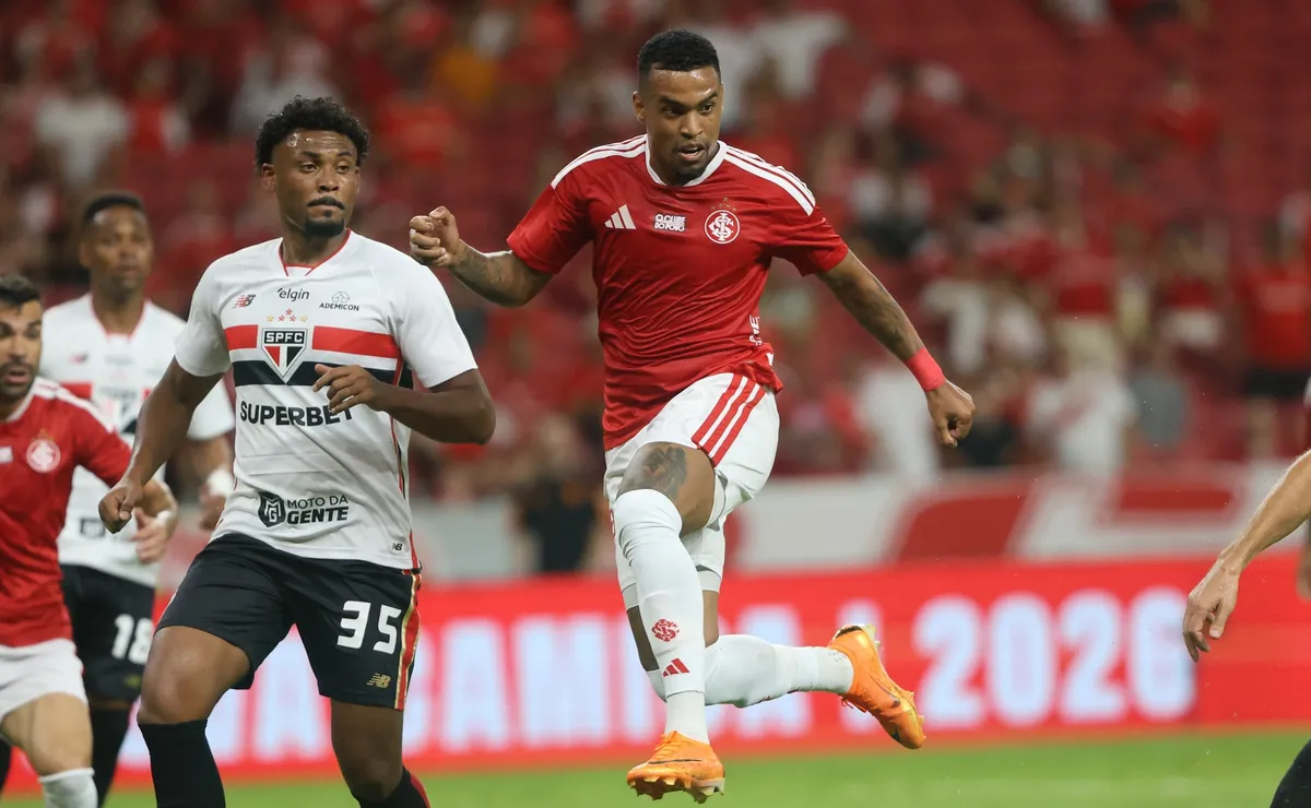 Alerrandro analisa diferenças com Rafael Borré e elogia atacante do Internacional: “Jogador de seleção”