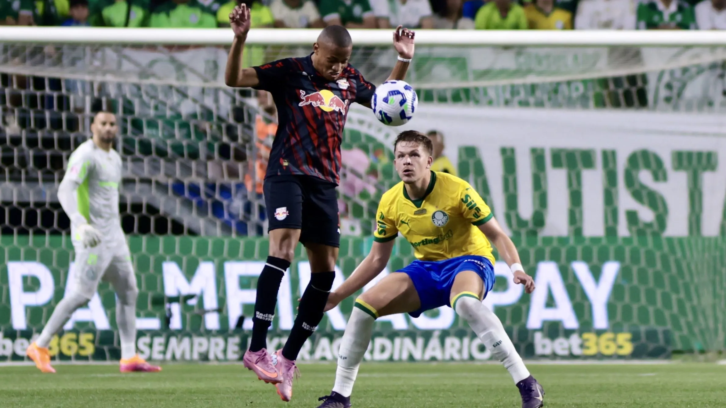 Bruno Fuchs, jogador do Palmeiras, disputa lance com Jhon Jhon jogador do Bragantino durante partida no estadio Arena Allianz Parque pelo campeonato Brasileiro A 2025. Foto: Marcello Zambrana/AGIF