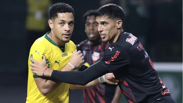 Vitor Roque jogador do Palmeiras disputa lance com jogador do Bragantino durante partida no estadio Arena Allianz Parque pelo campeonato Brasileiro A 2025. Foto: Marcello Zambrana/AGIF