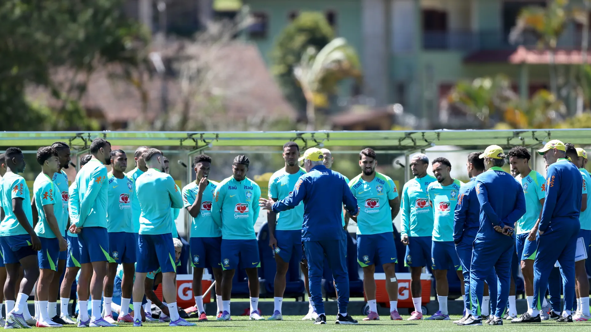 Jogadores da Seleção Brasileira durante treinamento – Foto: Marlon Costa/AGIF