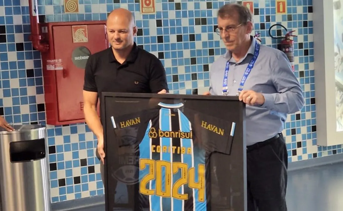 Vídeo: Grêmio presenteia o Coritiba com camisa emoldurada em gratidão por auxílio ao clube nas enchentes de 2024
