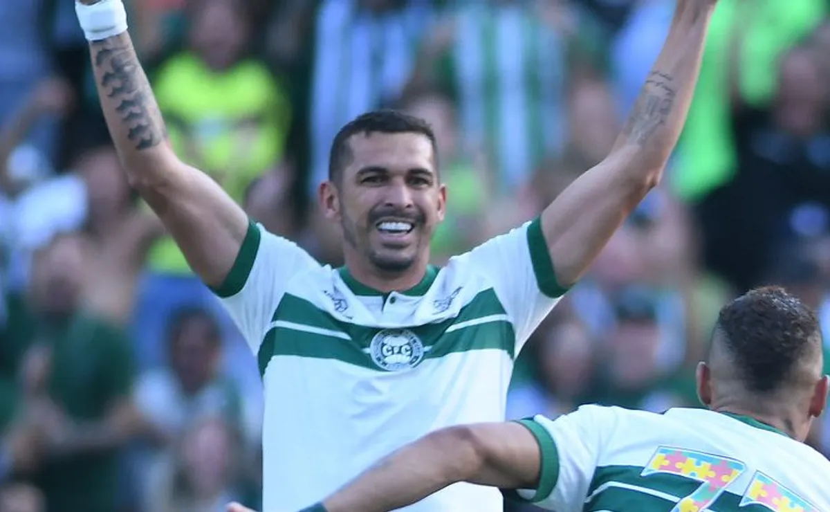 Vídeo: Expulsão de Bruno Melo muda jogo e Grêmio abre o placar com Gabriel Mec