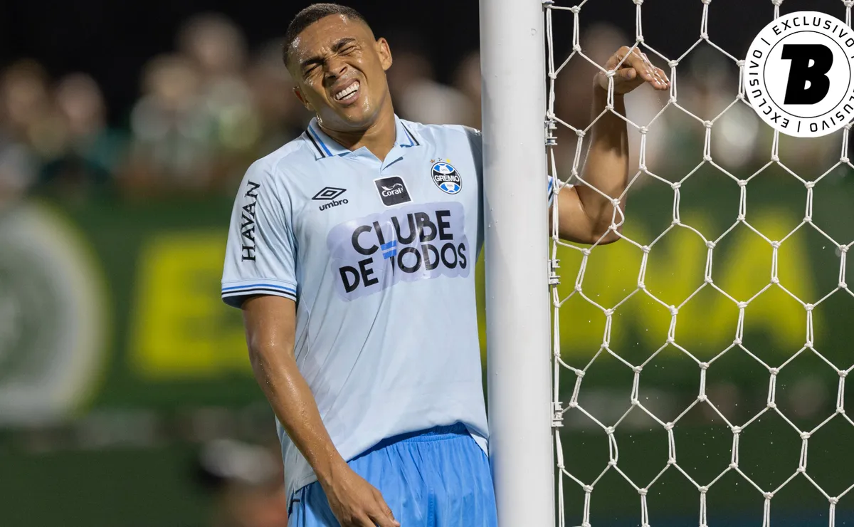 Vídeo: Gol de Carlos Vinícius é anulado por impedimento e gera revolta da torcida do Grêmio