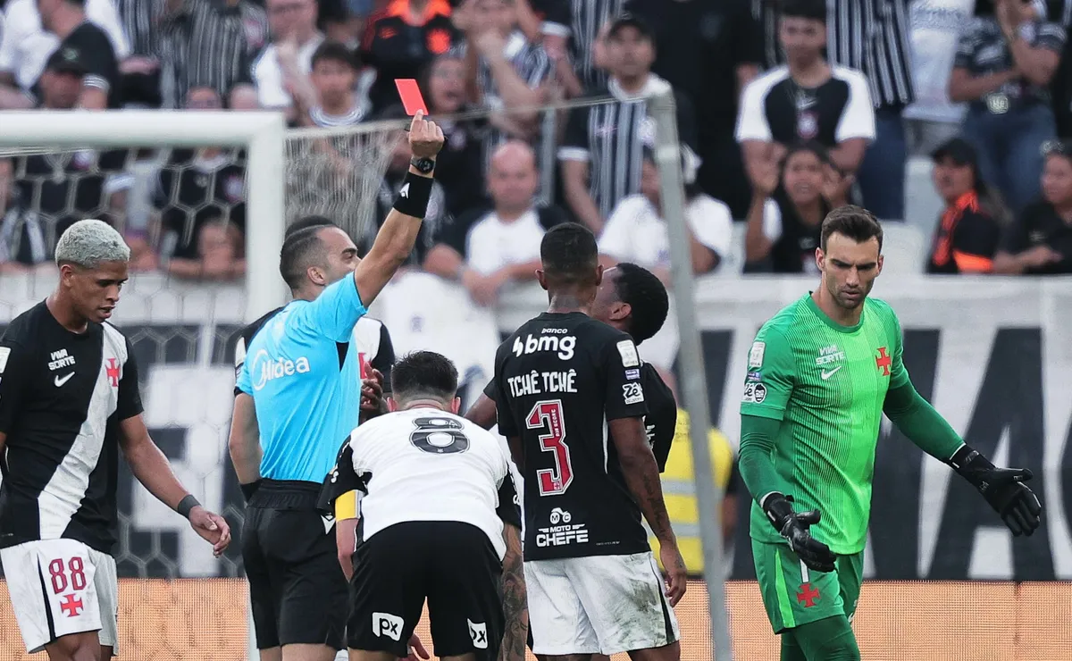 Expulsão de André em Corinthians x Vasco é considerada correta por PC de Oliveira