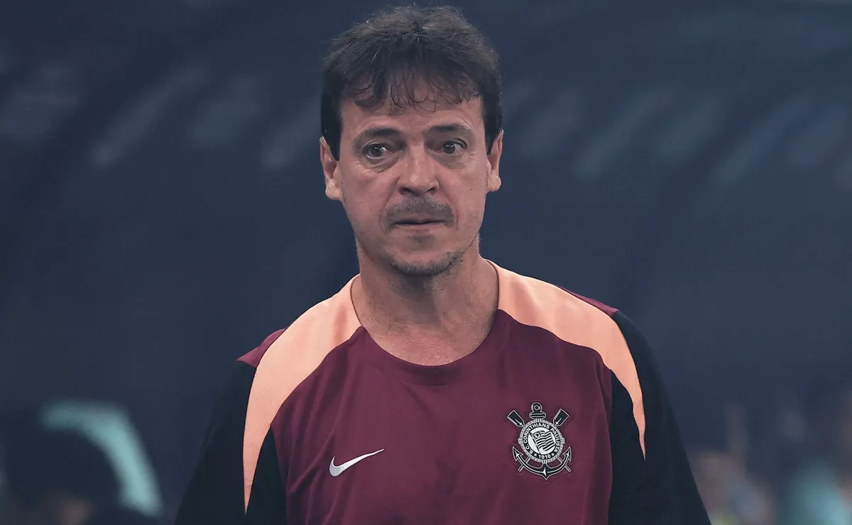 Expulsão complica, mas estratégia de Diniz funciona e Corinthians vence o Vasco em casa pelo Brasileirão