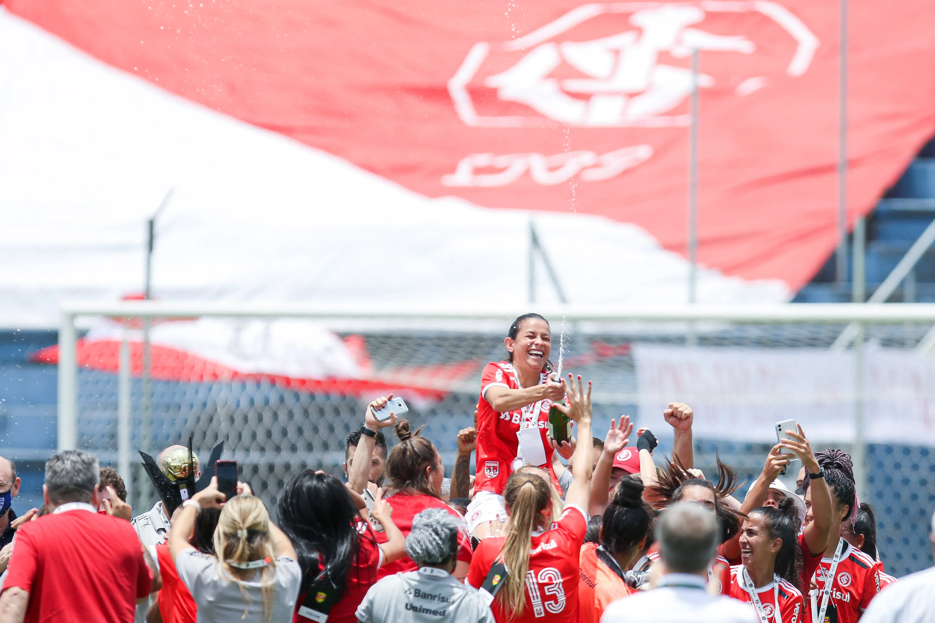 Gurias Coloradas comemoram vitória. Foto: Fernando Alves/AGIF