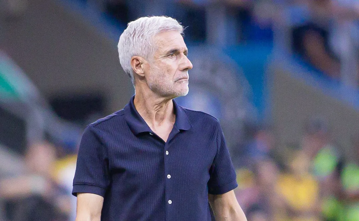 Luís Castro reclama com arbitragem, recebe vermelho no fim e deixa campo revoltado em Grêmio x Coritiba