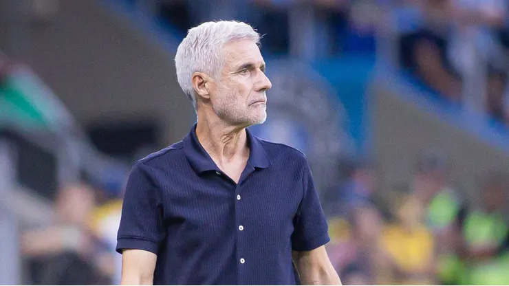 Luís Castro técnico do Grêmio durante partida contra o Coritiba no estádio Arena do Grêmio. Foto: Maxi Franzoi/AGIF