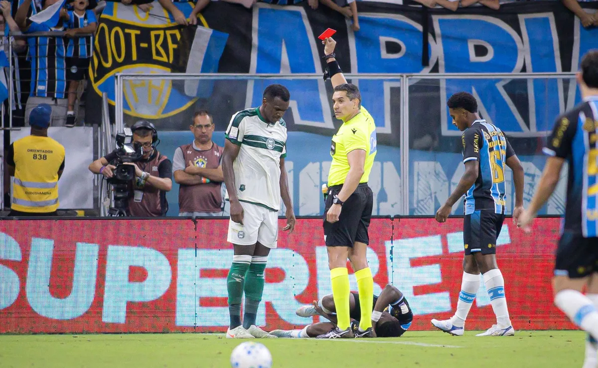 Grêmio x Coritiba tem expulsões e PC Oliveira vê justiça em cartão vermelho no 1º tempo