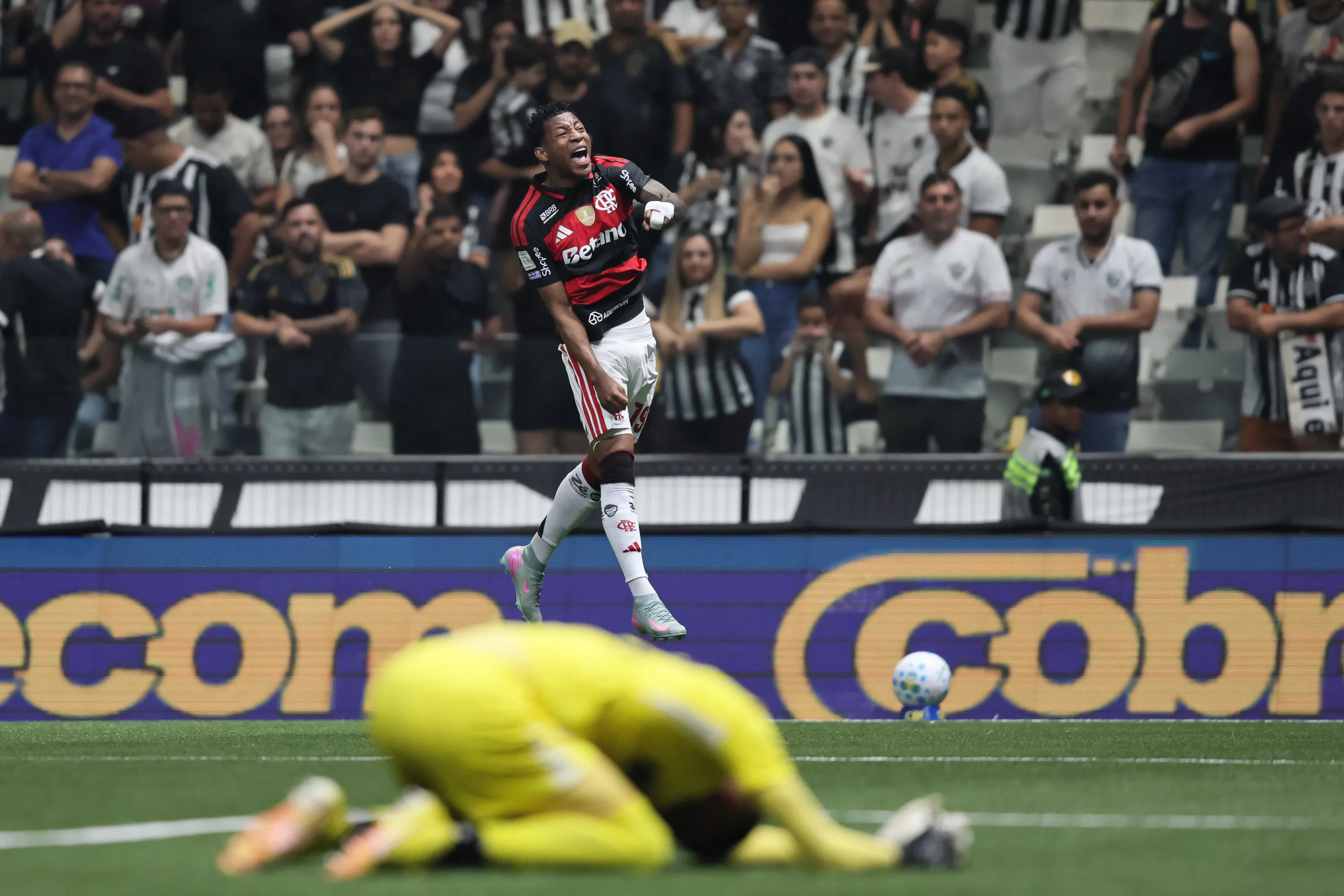 MG – BELO HORIZONTE – 26/04/2026 – BRASILEIRO A 2026, ATLETICO-MG X FLAMENGO -Plata jogador do Flamengo comemora seu gol durante partida contra o Atletico-MG no estadio Arena MRV pelo campeonato Brasileiro A 2026. Foto: Gilson Lobo/AGIF