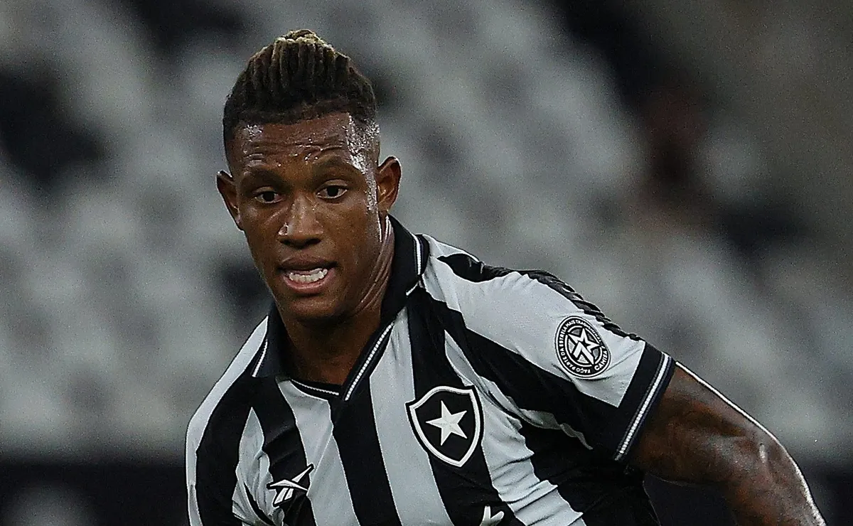 Oportunidades envolvendo dinheiro e troca de jogadores por Danilo são reveladas nos bastidores do Botafogo