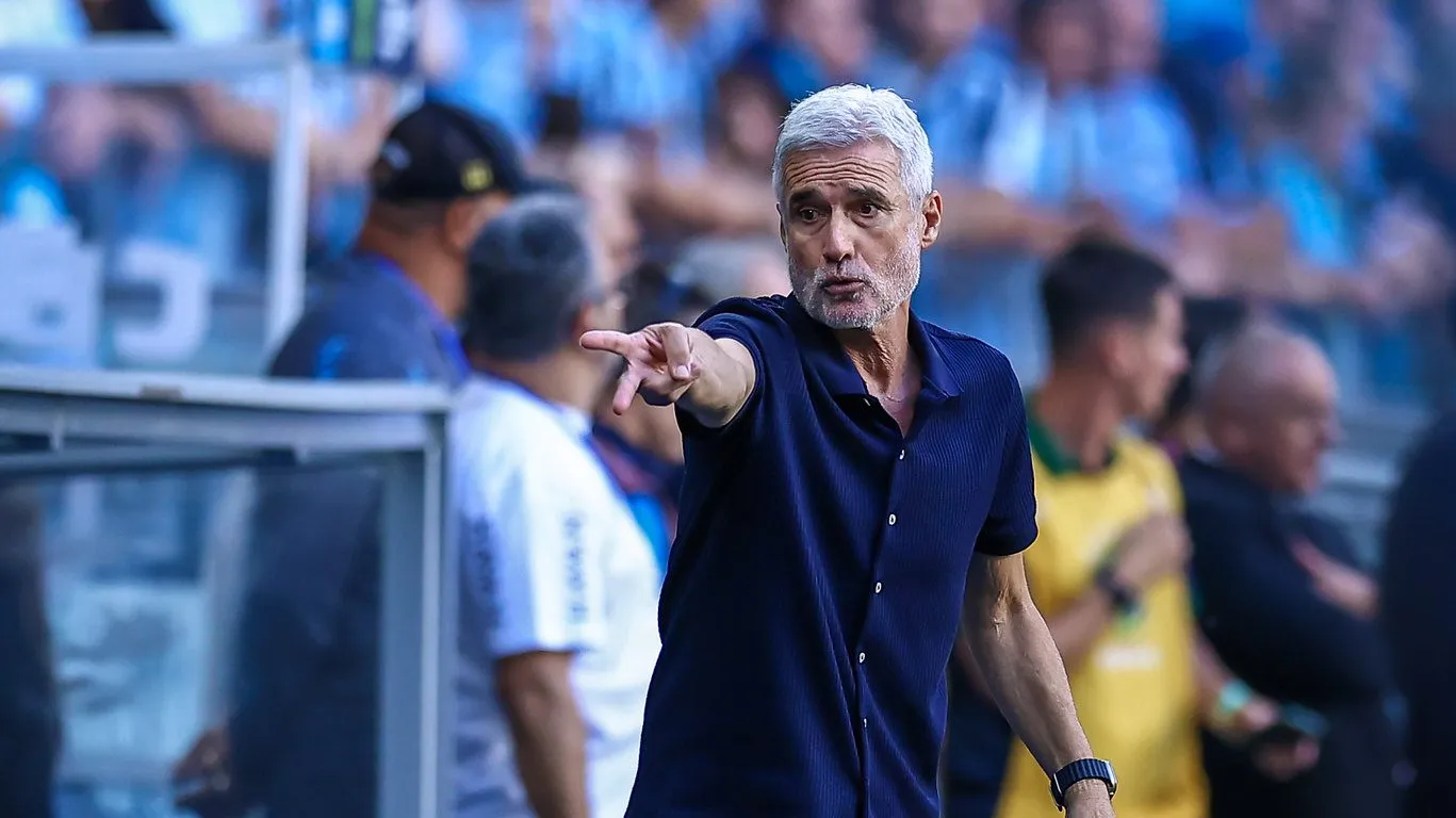 Luís Castro em ação durante o duelo contra o Coritiba – FOTO: LUCAS UEBEL/GREMIO FBPA