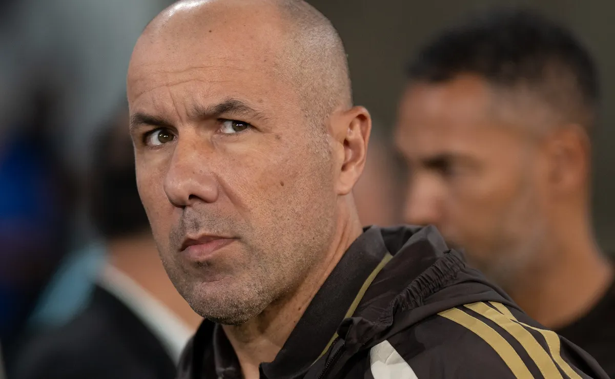 Jardim reage após goleada e revela gesto com Victor Hugo