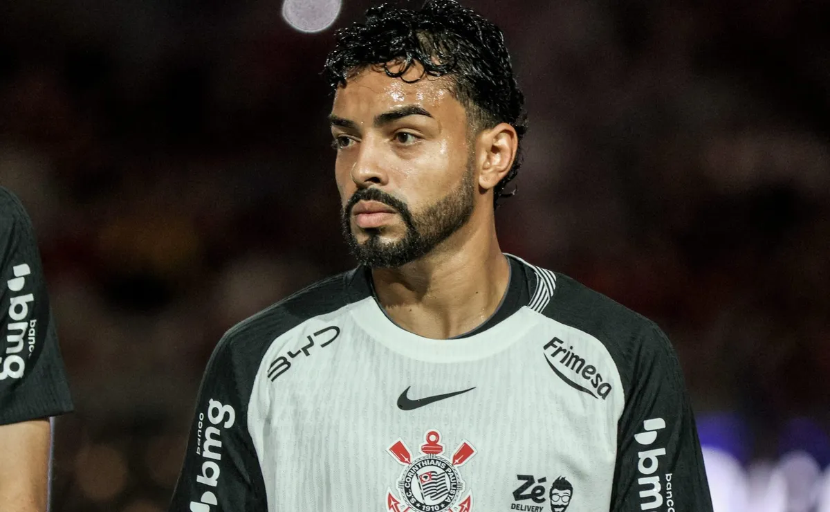Matheus Bidu é atingido por objeto e cai no gramado durante empate do Corinthians