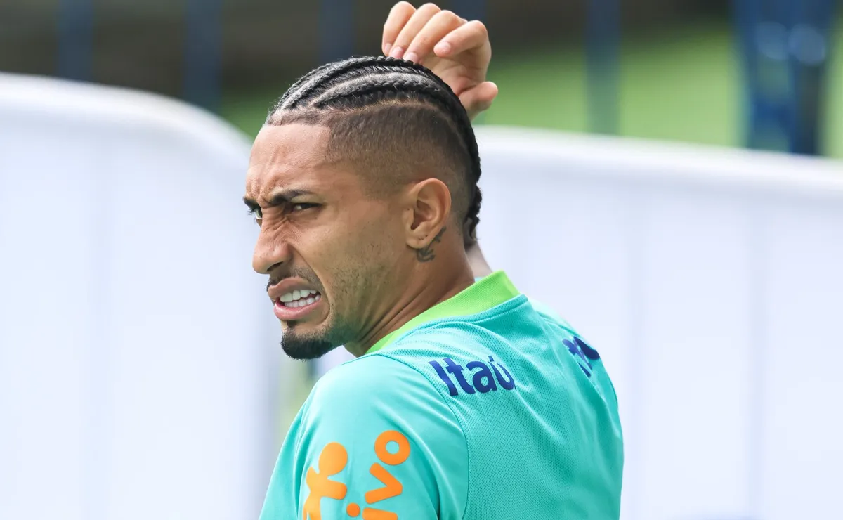 Raphinha avança em recuperação e data do retorno no Barcelona alivia drama de desfalques da Seleção Brasileira