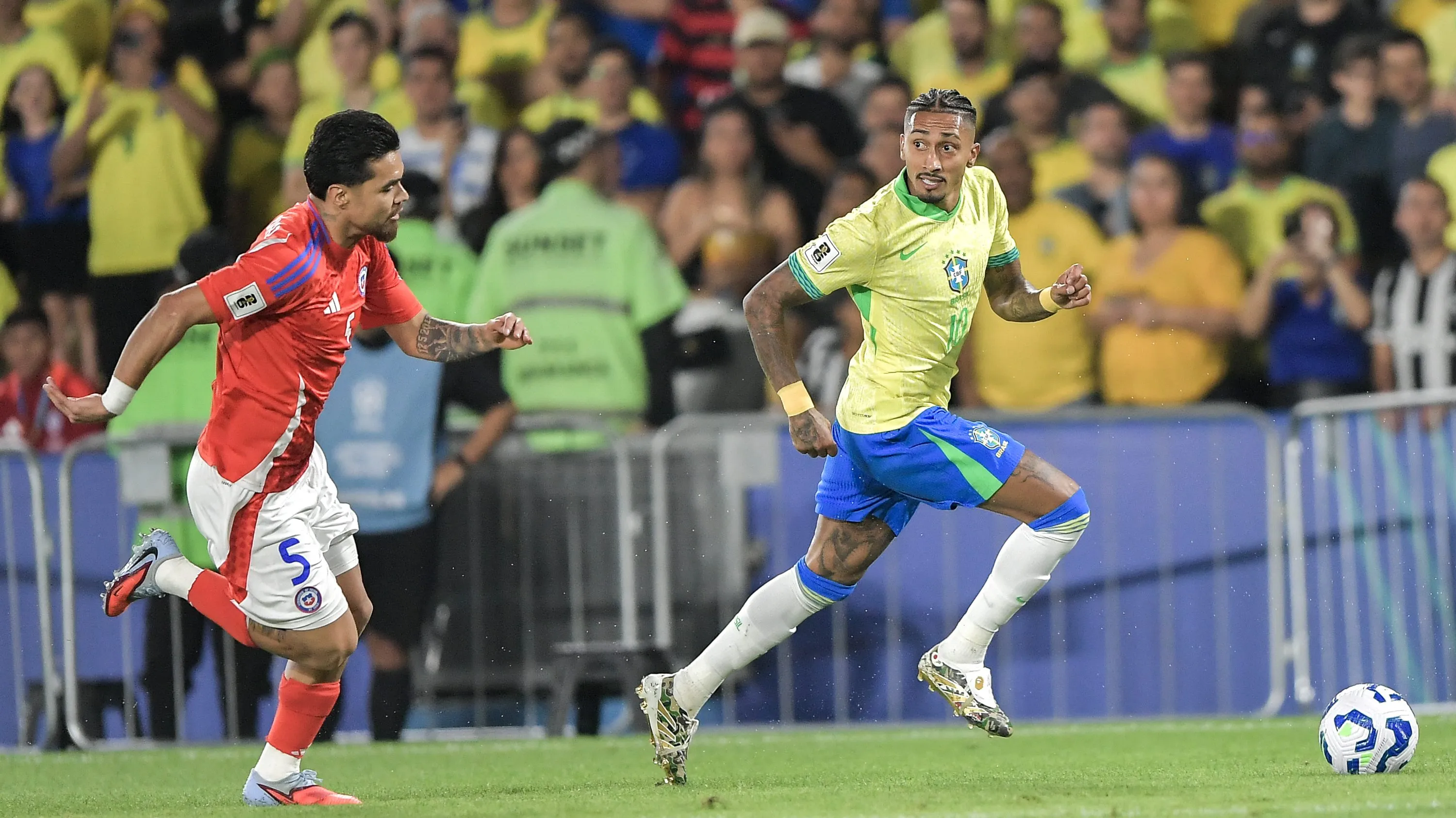 Raphinha em ação pela Seleção Brasileira – Foto: Thiago Ribeiro/AGIF
