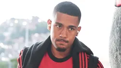 Samuel Lino jogador do Flamengo chegando ao estádio com a delegação